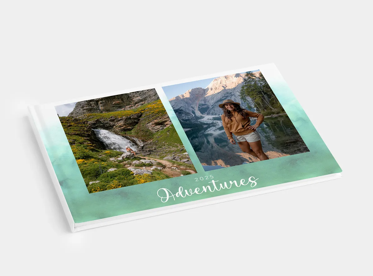 Fotobuch Hardcover A4 quer mit zwei Urlaubsbildern einer Frau vor einem Wasserfall türkisen Aquarellhintergrund auf dem Cover