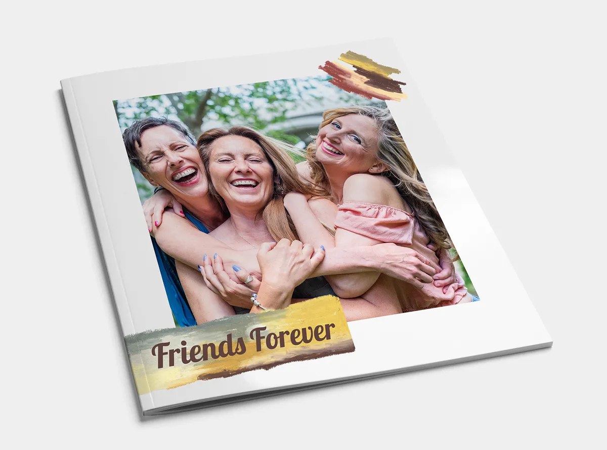 Fotobuch Softcover A4 hoch mit Foto von drei älteren Freundinnen auf dem Cover