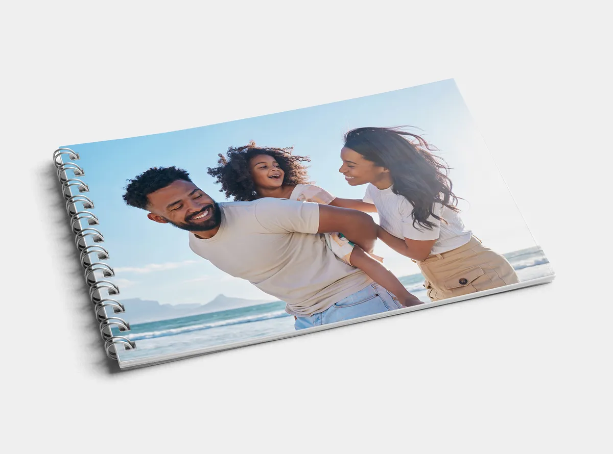 Fotobuch Spiralbindung A6 quer | Mutter, Vater und Kind toben gemeinsam am Strand