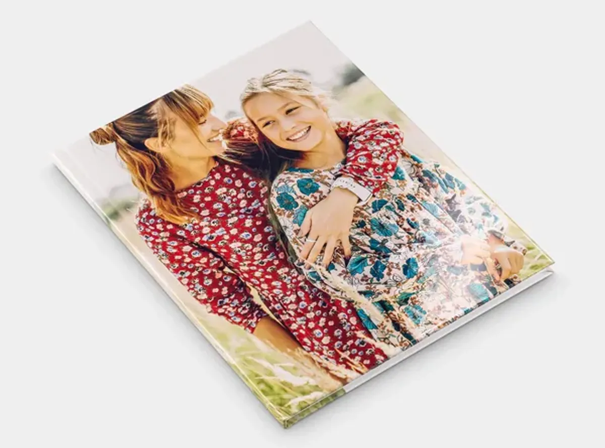 Echtfotobuch Hardcover A4 hoch mit Familienbildern im Wald