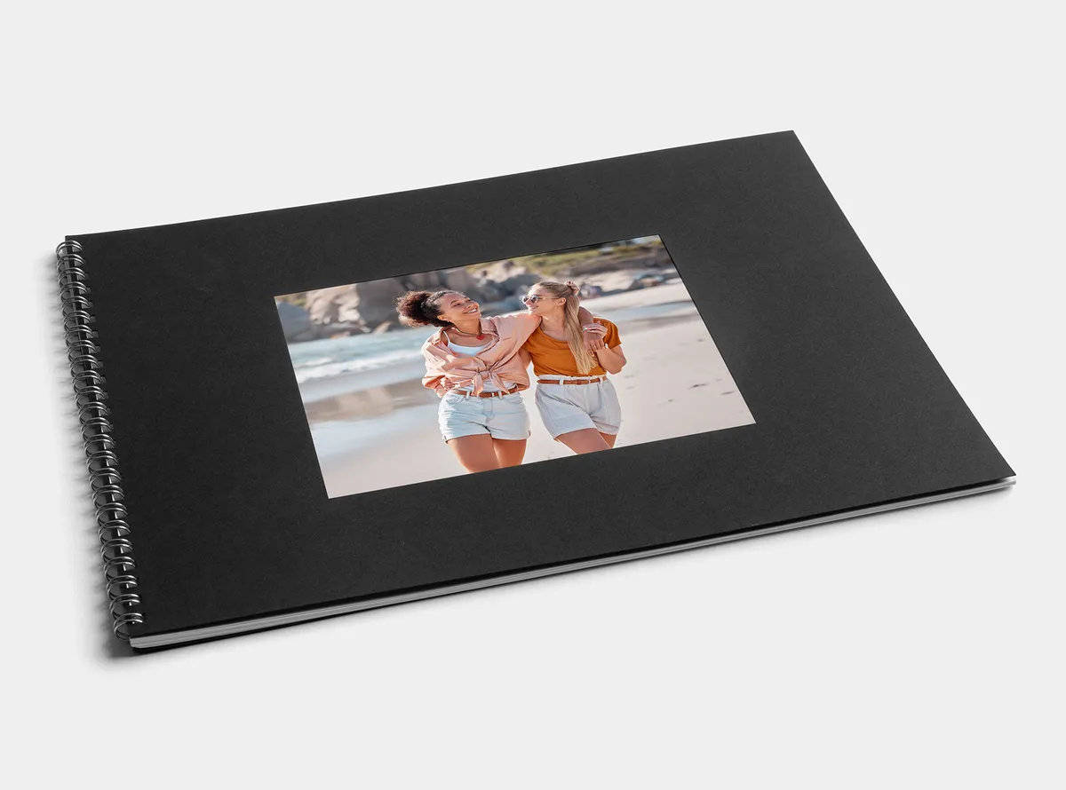 Fotobuch Spiralbindung Quick A4 quer | Zwei Freundinnen umarmen sich und laufen am Strand entlang