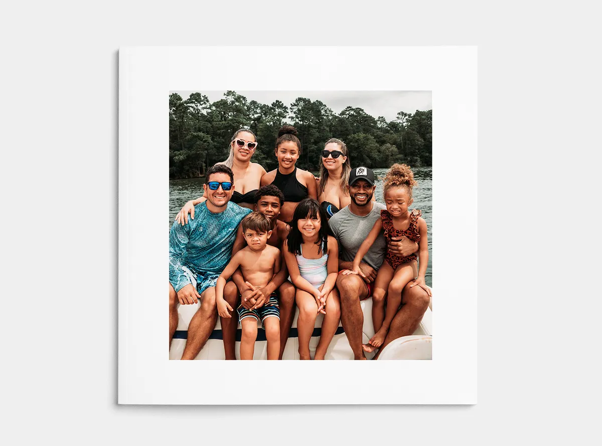 Fotobuch Softcover 20x20 | Familie und Freunde machen ein Gruppenfoto auf einem Boot