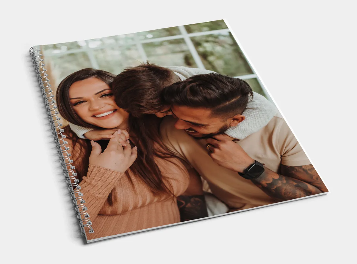 Fotobuch Spiralbindung A4 hoch | Kind umarmt seine Eltern lacht gemeinsam mit ihnen