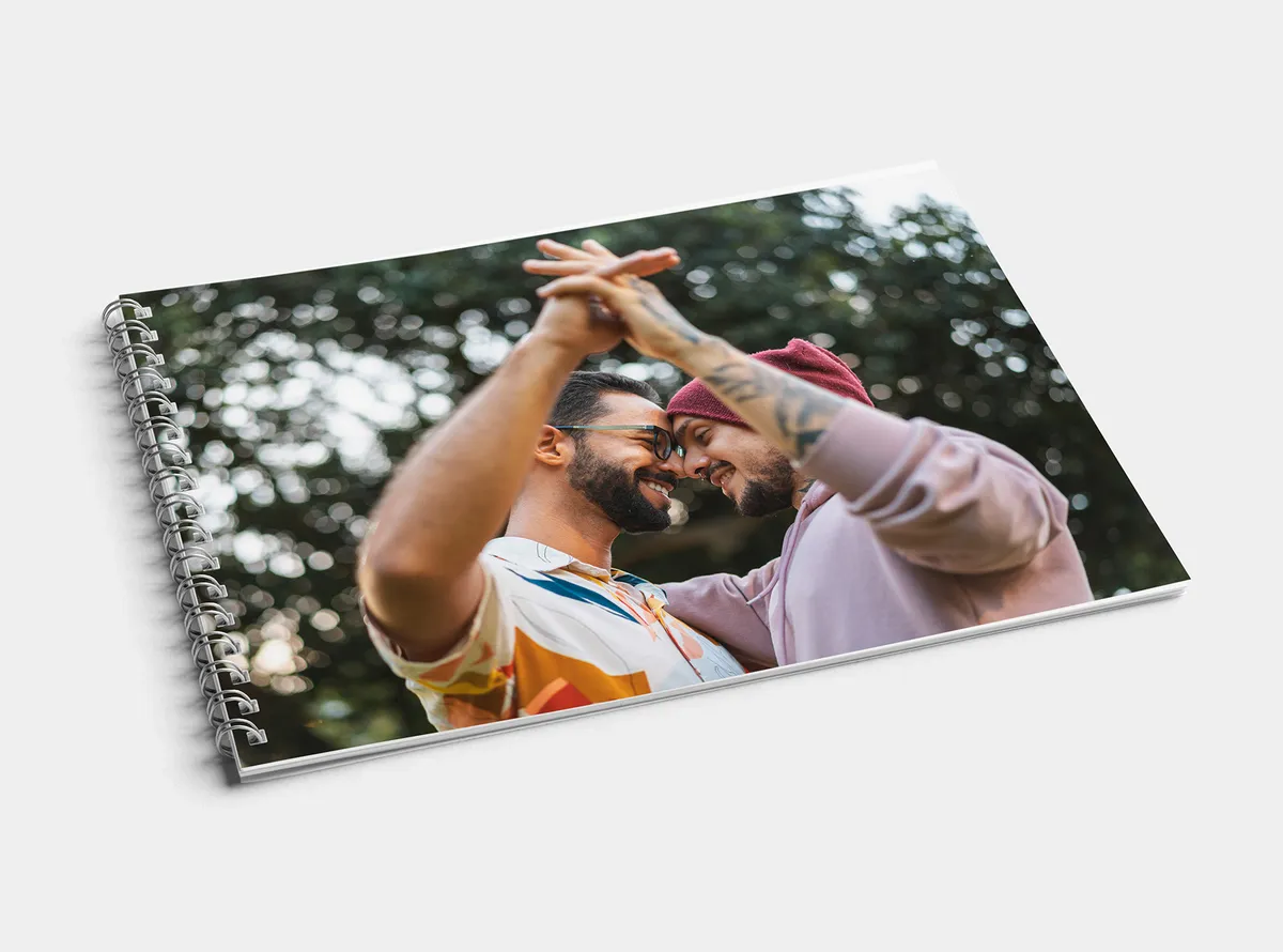 Fotobuch Spiralbindung A5 quer | Zwei verliebte Männer halten sich an den Händen und lächeln