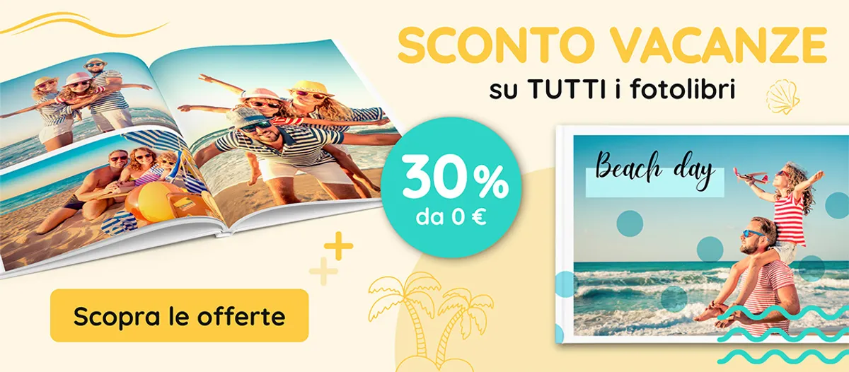 Album fotografici con le foto delle vacanze di una famiglia su uno sfondo turchese e un badge che indica uno sconto del 30%